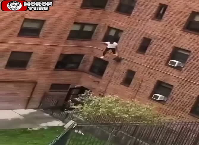 Video :The suspect jumps from the third floor of the police station to escape